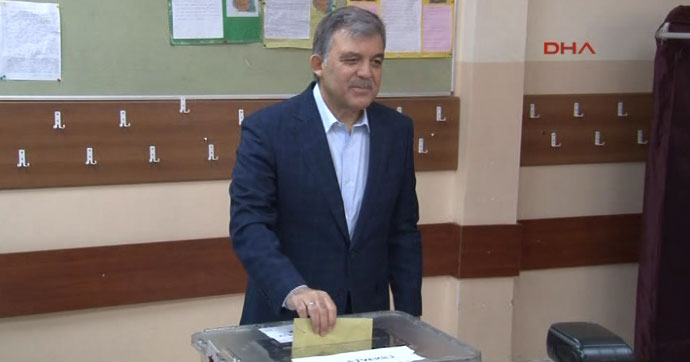 Li Tirkiyê serkirdeyên partiyên serekî dengê xwe bikar tînin